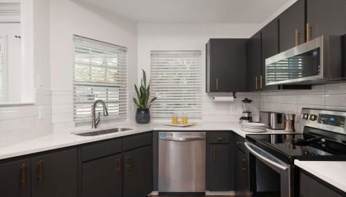 The Recharge - Springs , Tesla & EV Station , Pets - Foto 3