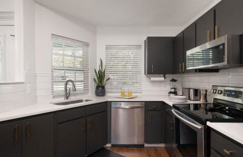 The Recharge - Springs , Tesla & EV Station , Pets - Foto 3