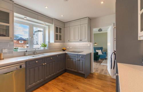 4 Bed City House with Private Garden and Parking - Foto 9