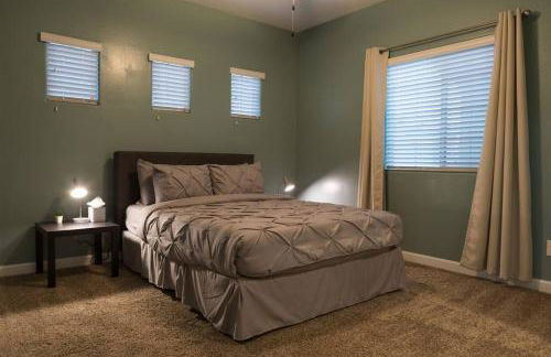 Gated townhouse with 2 suites, heated pool, hot tub - Photo 28