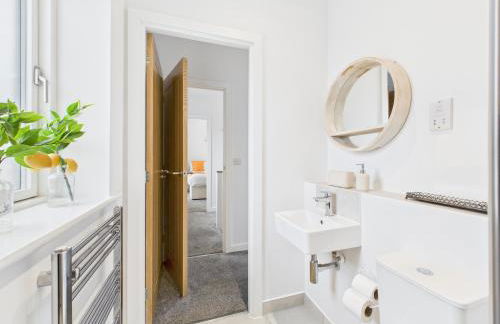 Beachside Retreat by Signature Stays - Modern Coastal Home - Foto 11