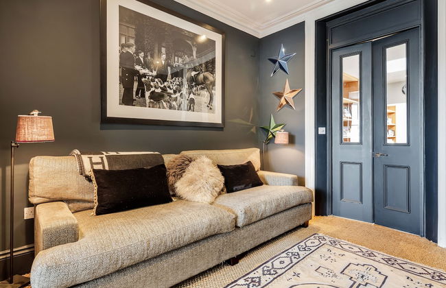 Exquisite Designers Abode - Photo 33