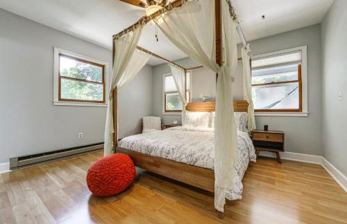 Creek View and Hot Tub Woodsy Maggie Valley Cottage - Foto 17