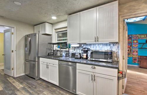 Hot Tub and Theater Room Tropical Springfield Home - Foto 6