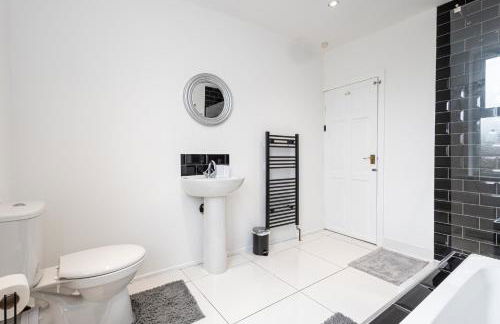 Cheadle village - Photo 18