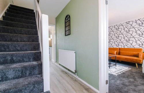 Cheerful 3 bedroom home with parking near Chester - Photo 43