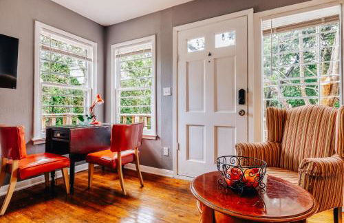 Cozy stay at Twin Treehouse in UT, Moody with Free parking - Photo 9