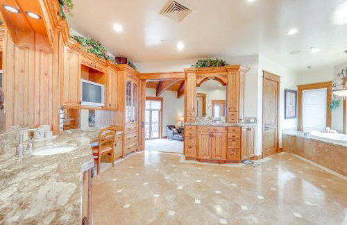 Hot Tub and Views Luxe Mountain Escape in Yucaipa - Photo 15