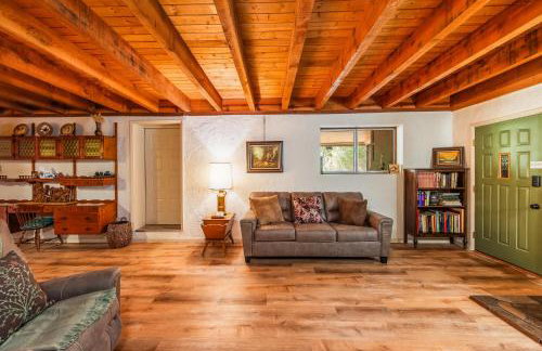 Myrinn-Hobbit Cottage on the Creek Storybook Stay - Foto 11