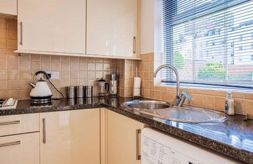 Central 2 Bed House w/ Garden and Free Parking! - Photo 104