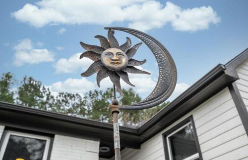 Tranquil Light-Filled Retreat 3BR Ranch - Photo 56