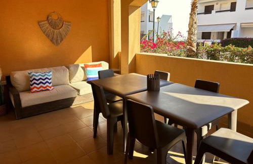 Bajo con jardín a pie de playa y piscina comunitaria con jacuzzi - Foto 28