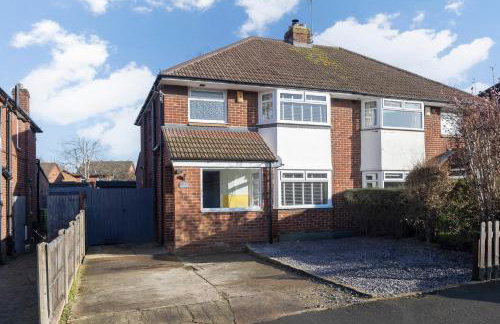 Charming 3 Bed Home in Churchdown with Hot Tub - Foto 27