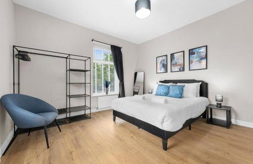 Modern 3 Bedroom house, short walk to train station and town centre, close to Manchester Airport and PLouise - Photo 2