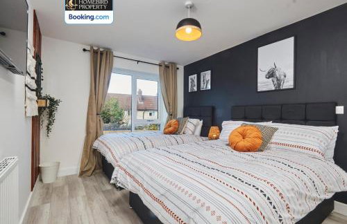 Spacious 4BDR House By Homebird Property Management Short Lets & Serviced Accommodation Leeds With Private Parking & Garden - Foto 8