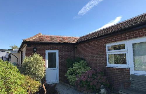 Two Bedroom Bungalow No2 - Secure Gated Parking - Foto 1