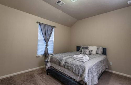 New Beautiful 4/BR Vacation Home - Photo 29