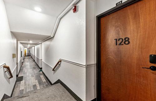 Cozy stay for 2, 5 Min Drive to Base, Full Kitchen, Shared Hot Tub & Pool, Restaurants Nearby! - Photo 9