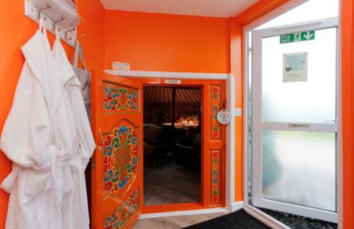 Orange Yurt With Hot Tub- Sleeps 3, Parking & Pets - Foto 72
