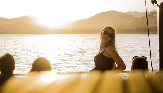 Aproveitando o passeio de barco ao pôr do sol