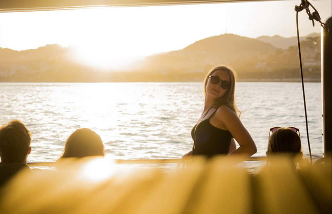 Passeio de catamarã ao entardecer - Foto 2