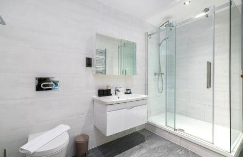Modern Top-Floor 2-Bedroom, 2-Bathroom Apartment with Lift & a Private Balcony, Sleeps 6 - Foto 24