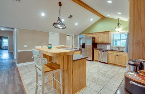 Quiet Marion Getaway with Fireplace! - Foto 6