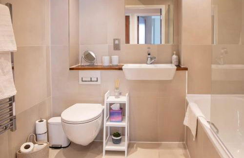 Westminster 2 bed 2 bath apartment with Air-Con - Photo 10