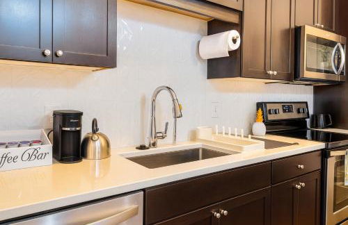 Lux Modern Apartment with Pool View & Prime Location - Foto 21