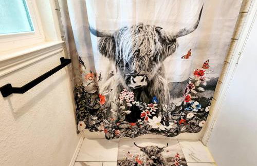 Newly remodeled 5BR 3BA w/pool 16 ppl - Photo 66