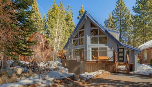 Moon Dune Chalet by Tahoe Getaways - Remodeled 3 BR Cabin plus Loft w Fenced Yard & Walk to Beach or Dining - Foto 2