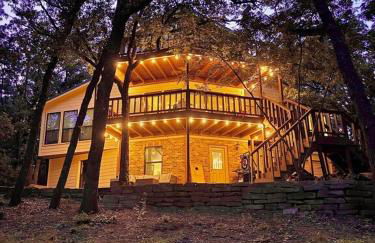 Retro Retreat - Fire Pit, Billiards, Media Room, Games - Photo 1