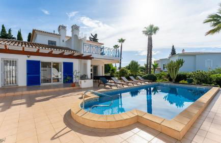 Bright 3 BDR Duplex House With Pool by LovelyStay - Foto 1