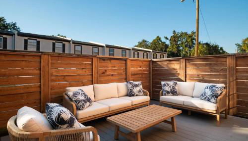 Pool - Free Parking - 2BD 1 Block from the Water - Photo 3