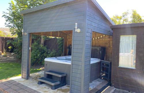 BeRo Bungalow with a hot tub & a large garden! - Foto 40