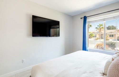 Spacious Yard, Sparkling Pool & Spa, Firepit, 9beds! - Photo 45