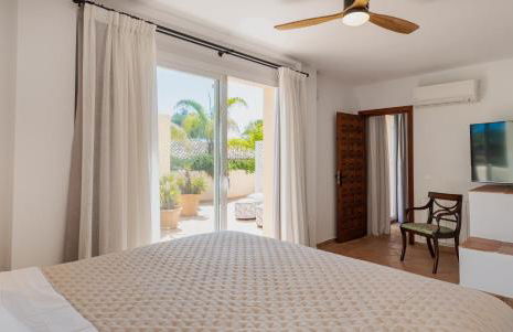 Charming Andalusian-Style Beach Villa - Foto 25