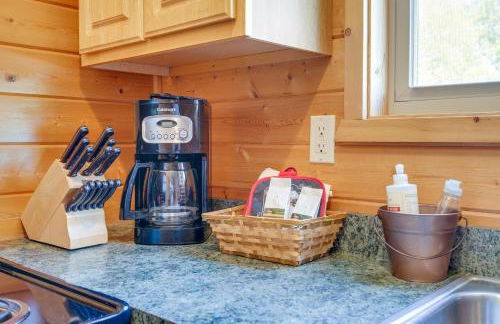 Lakefront Columbia Cabin with Porch and Shared Dock - Foto 11