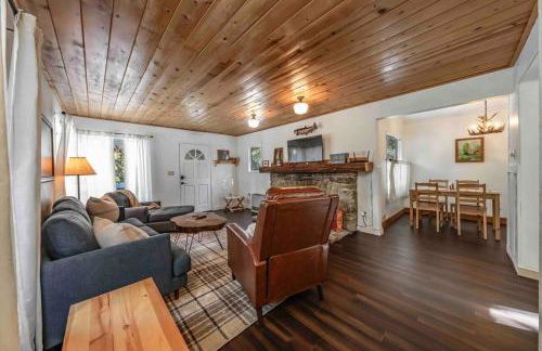 The Cedar House Prime Spot Kayaks & Cool AC - Photo 16