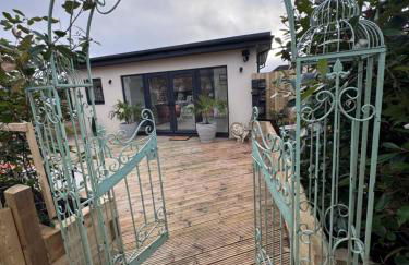 The Hide Away By The Garden Spa Stays - Hot Tub - Foto 17