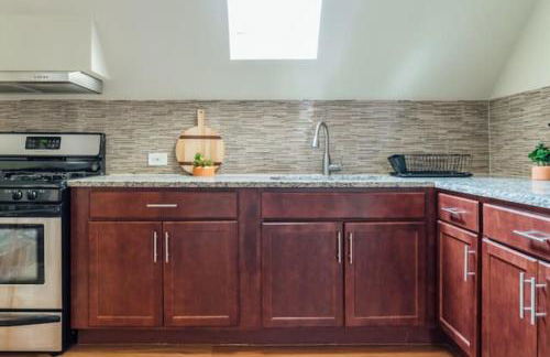 Spacious 2BR Apartment near Airport - Central Charming - Foto 32