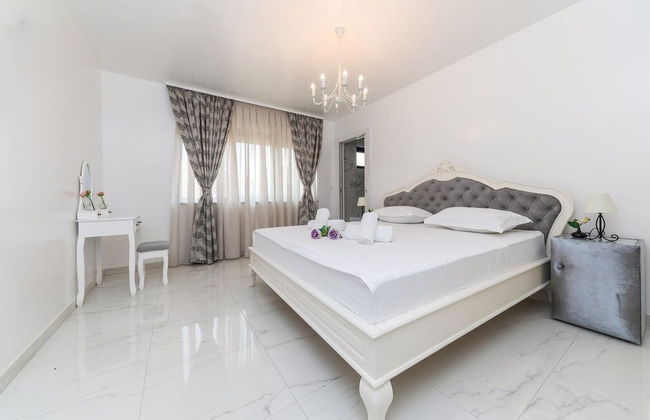 Beachfront Villa Baronessa with Pool - Photo 7