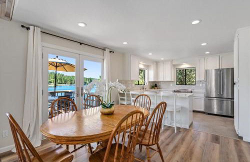 Lakefront Villa with 180 degree view private dock and boats - Foto 25