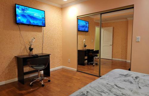 3 bedroom guest suite first floor unit with nice patio area right next to the MrC Hotel 10 minutes from Rodeo Drive Washer Dryer WIFI and more - Foto 14