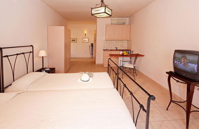 Lambrinos Suites - Photo 18