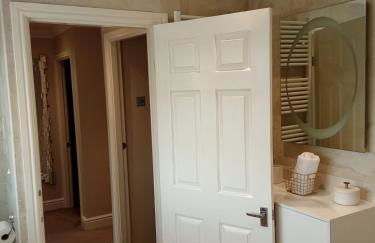 7 bed 3 bath M25 Long term Parking - Foto 27