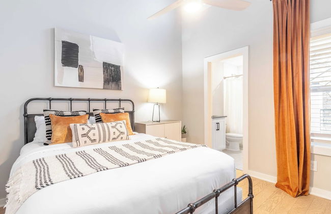 Monty by Avantstay 4bdr 4ba, Balcony w/ Outdoor Seating, 5mins to DT - Photo 26