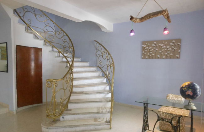 Majestic House - Photo 2