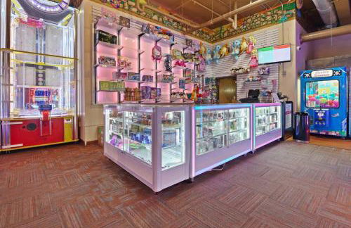 Family Getaway - Outdoor Activity Oasis - Mins to Downtown and Water Parks - Jacuzzi - Game Rm - Foto 37