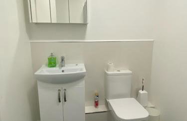 Spacious 2 bedroom flat nearby train and bus station - Foto 8